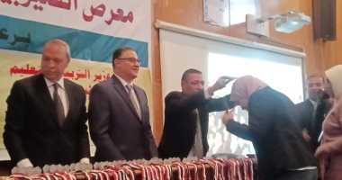 صور.. محافظ القليوبية ورئيس جامعة بنها يكرمان الطلاب الفائزين بمعرض العلوم والهندسة