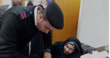 الداخلية تقدم التسهيلات للمواطنين والحالات الإنسانية بالجوازات.. صور
