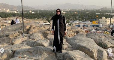 نرمين الفقى على جبل عرفات بالعباية السوداء و الحجاب  