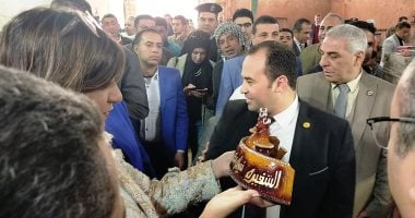 صاحب مصنع فخار وخزف يهدى وزيرة الهجرة مقلمة فخار محفور عليها اسمها ..صور