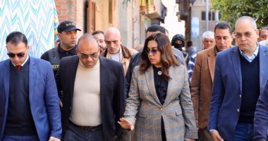 محافظ دمياط تتابع عمليات الرصف وتوجه بالالتزام بالمعايير الفنية بفارسكور وكفر سعد