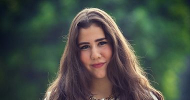 بعد حوار نجمة طائرة هليوبوليس لـ اليوم السابع.. تامر حسنى: "أنتى اللى بطلة و بتشرف بيكى"