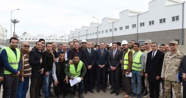 صور.. رئيس الوزراء يلتقط صورة تذكارية مع العاملين بالمنطقة الاستثمارية ببنها  