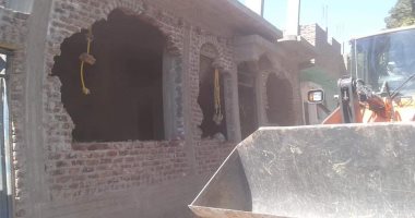 صور.. إزالة 5 حالات تعد على أراضى الدولة بمدينة الزينية فى الأقصر