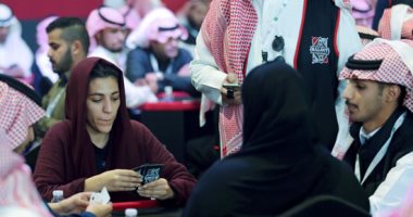 لأول مرة بالمملكة.. سعوديات ينافسن رجالا فى بطولة شتاء الرياض للبلوت..صور
