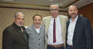 رئيس البيت الفنى يجتمع بإدارة المسرح القومى لوضع خطة مستقبلية