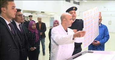 صور.. فوج من طلاب جامعة الفيوم يزورون مصنع إنتاج بطاقات الرقم القومى