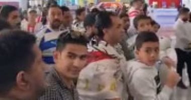فيديو.. جمهور الزمالك فى أبو ظبى لحظة وصول الفريق: "حى حى.. دور الأهلى جاى"