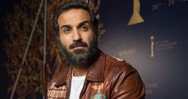 أحمد فهمى برفقة كلب أسود على إنستجرام.. ومتابعوه: أنت مربى كام واحد