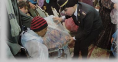 "الداخلية" توزع مساعدات عينية وغذائية على المواطنين.. صور