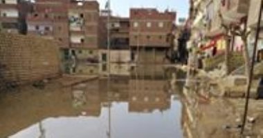 صور.. مياه الصرف الصحى تغرق شارع بحى الجناين فى السويس