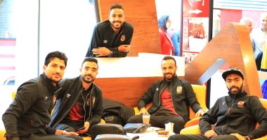 فيديو.. استقبال جماهيرى حافل للأهلى فى الإمارات استعدادا للسوبر