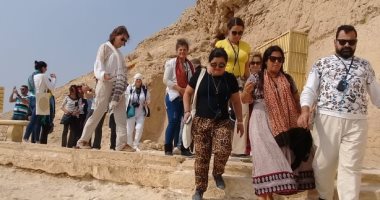 صور.. المناطق الأثرية بالمنيا تستقبل وفدًا سياحيًا من البرازيل