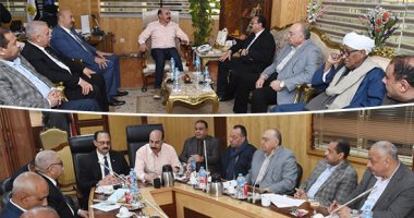 وفد برلمانى يضع قائمة مطالب أمام محافظ أسوان فى زيارة برلمانية موسعة.. أشرف عطية: أستقبل شكاوى المواطنين عبر "الواتس آب".. حصلت على 44 مليون جنيه لحل مشكلة الصرف الصحى.. والنواب يقدمون مقترحات لتعظيم الموارد