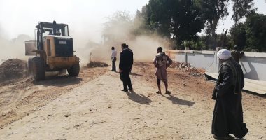 صور.. إزالة 40 حالات تعدى على منافع ري بالموجة 15 فى الأقصر