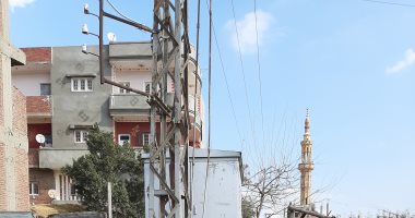"سيبها علينا".. تيار ضغط عالى يهدد حياة أطفال قرية كفر أبو الديب بالشرقية.. صور