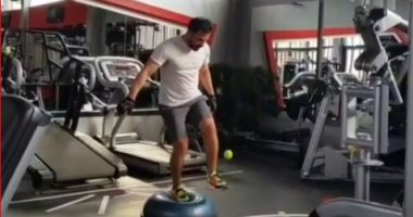 سيد معوض يستعرض مهاراته الكروية استعداداً لمباراة قدامى الأهلى والزمالك