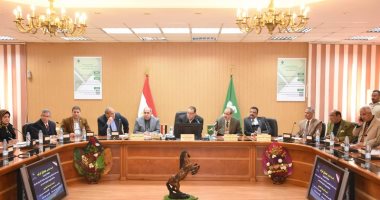 محافط الشرقية يجبر خاطر 3 أسر بمساعدات مالية وأكشاك خلال لقاء المواطنين (صور)