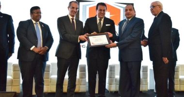 وزيرا التعليم العالى والاتصالات يكرمان رئيس جامعة بنى سويف