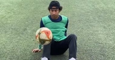 أنا الأسد أهو.. على ربيع يستعرض مهاراته فى كرة القدم 