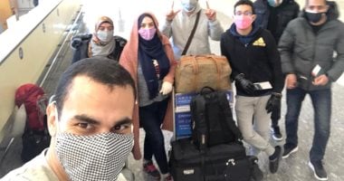 صور.. عائد من الصين يحكى رحلة إجلائه لمصر: رجوعنا نموذج مثالى لإدارة الأزمات.. عبد الهادى: "طلباتنا كانت أوامر بالحجر الصحى وواحد طلب طعمية سخنة وجاتله".. وإجازات أعياد الربيع سبب تزايد الإصابة بكورونا فى الصين