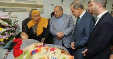محافظ كفر الشيخ يطمئن على الطالبة المصابة فى حادث التروسيكل 