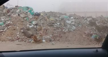 شكوى من تراكم القمامة أمام مدرسة العبور الثانوية بالحى الثامن بمدينة العبور