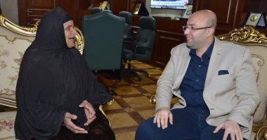 محافظ بنى سويف يلتقى مزارعة كرمتها الوكالة الأمريكية لتميزها فى إنتاج البطاطس
