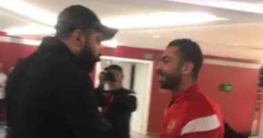 صورة بألف كلمة.. جوكر الأهلي يتحول لـ"حامل كرات" قبل السوبر فى الإمارات