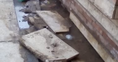 "سيبها علينا".. شكوى من انتشار مياه أسفل عقار بشارع فيصل الرئيسى
