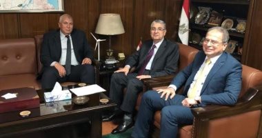 محافظ الوادى الجديد يبحث مع وزير الكهرباء دعم مشروعات الطاقة المتجددة بالمحافظة