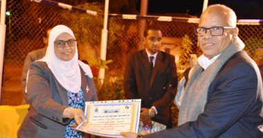 نائبة محافظ أسوان تكرم الشباب المتطوعين فى العمل الإجتماعى بمنطقة الكرور 