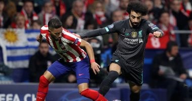 فيديو.. المصريون والإماراتيون يتابعون مباراة صلاح على المقاهي 