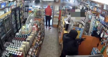 "الكيف بيذل".. مسلح أمريكى يهاجم متجرا ببندقية لسرقة علب سجائر وتذاكر يانصيب