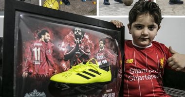 محمد صلاح يهدى حذاءه لطفل فقد ساقه فى تفجيرات سوريا.. صور