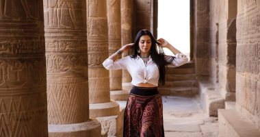 على اسم مصر التاريخ يقدر يقول ما شاء.. فوتوسيشن لميريهان حسين في معبد فيلة