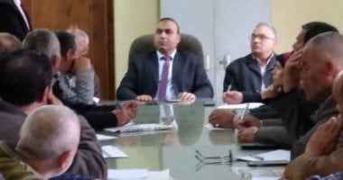 صور.. وكيل زراعة الفيوم يناقش تفعيل منظومة الكارت الذكى مع مديرى الإدارات