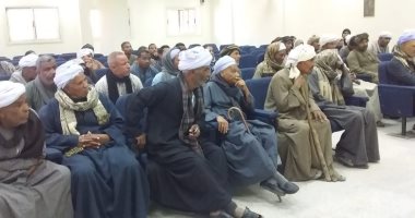 صور.. رئيس مدينة الزينية يناقش طلبات أسعار تقنين أراضى نجع جاد الكريم