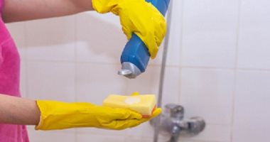8 نصائح تسهل مهمة تنظيف الحمام وتحميكى من تأثير المنظفات
