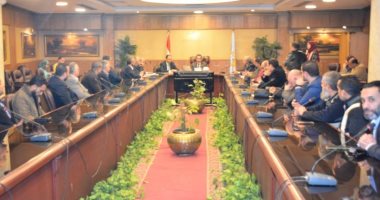 محافظ الغربية يلتقي بأصحاب مصانع الغزل والنسيج بالمحلة لبحث مشاكلهم