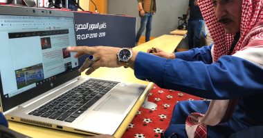 صور.. منظمو سوبر الأهلى والزمالك يتابعون الأخبار لحظة بلحظة على "اليوم السابع"