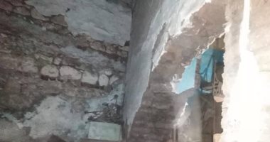 صور.. إزالة عقار آيل للسقوط بحى وسط مركز مغاغة بالمنيا