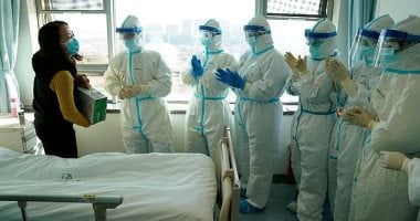 "حفلة فى الحجر الصحى".. صينية تنحنى أمام الطاقم الطبى بعد شفائها بعيد ميلادها