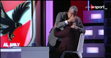 صور.. أحمد شوبير يقبل رأس إكرامى على الهواء 
