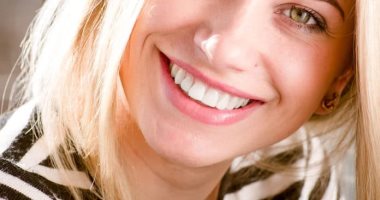 6 وصفات طبيعية لتبييض الأسنان فى المنزل.. قشر الموز والفحم أبرزها