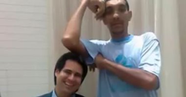ثاني أطول رجل فى البرازيل ممنوع من قيادة سيارته.. اعرف السبب