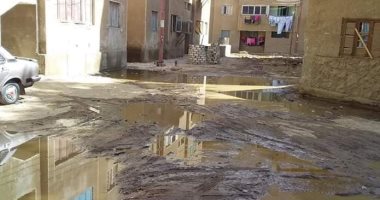 "سيبها علينا".. أهالى قرية النزل بأدفو يشكون من مياه الصرف واختلاطها بالكهرباء