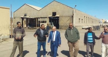 شاهد .. أعمال سبك وصهر المعادن بالورش المركزية بالخارجة فى الوادى الجديد
