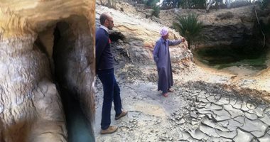 مناور عين اللبخة بالوادى الجديد.. عيون مياه نقية تتدفق داخل ممرات صخرية منذ 3000 سنة.. عم سيد أفنى عمره فى تعقبها وتطهيرها.. والروايات الشعبية: حفرها ابن الملك مينا مهرا لابنة ملك الواحات