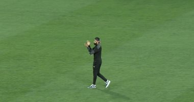 باسم مرسى يُقبل رأس جنش بعد كرة مشتركة فى لقاء الزمالك والإنتاج.. فيديو